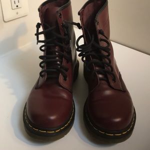 Dr. Martens: color maroon